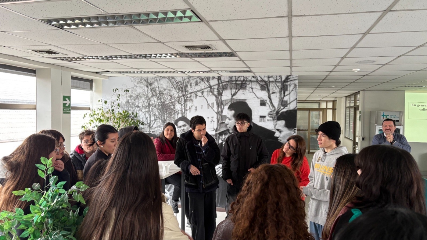 Charla-objeto-3-Matías-Maripan-alumno-de-diseño-gráfico